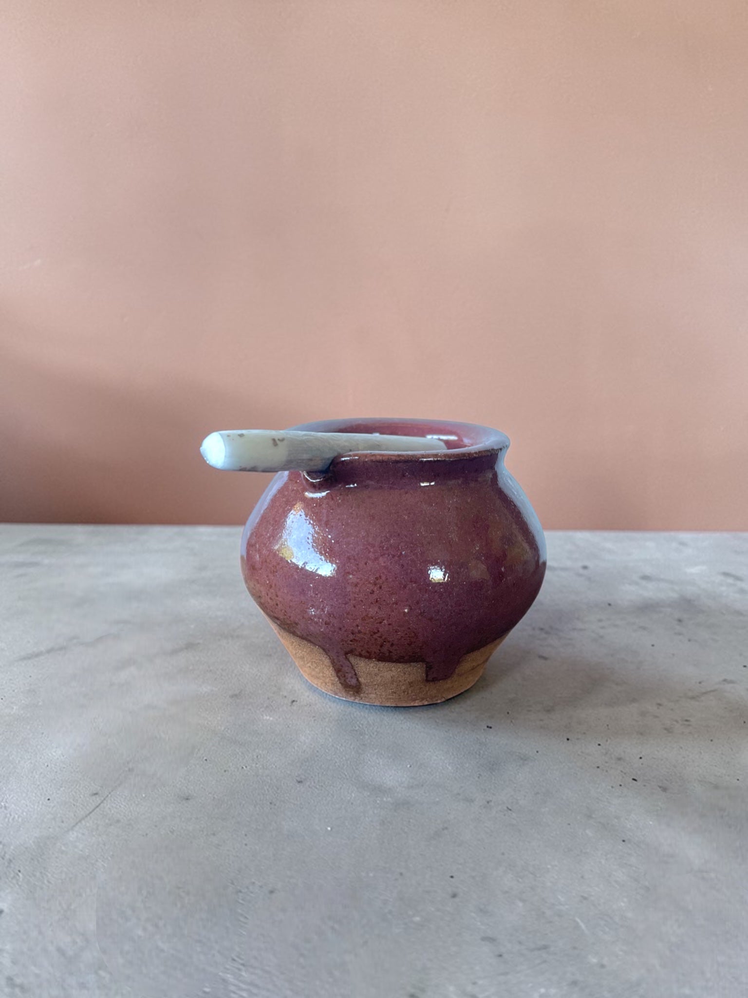 Cenicero Pausa #5 — cerámica artesanal gres, vidriado borgoña intenso, hecho a mano, Matera Rob Santiago
