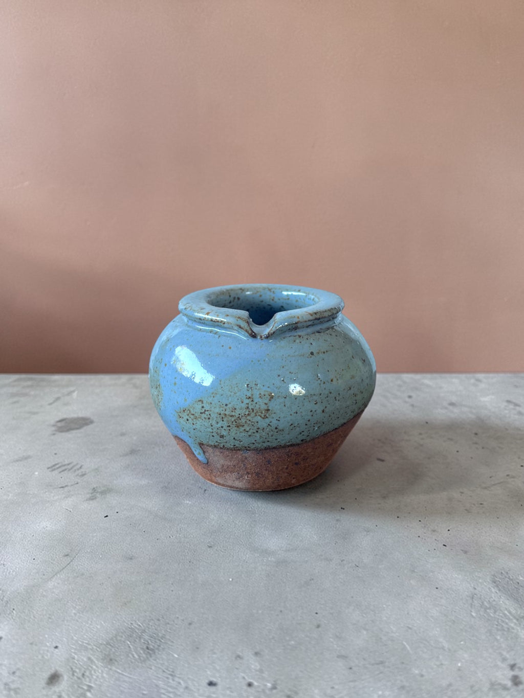 Cenicero Pausa #2 — cerámica artesanal gres, vidriado azul celeste uniforme, hecho a mano, Matera Rob Santiago
