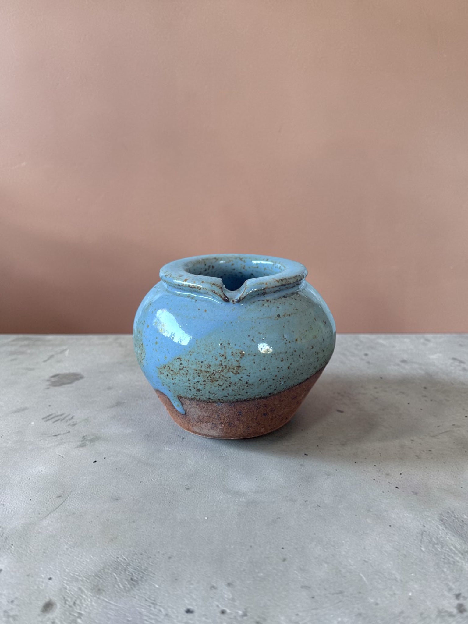 Cenicero Pausa #2 — cerámica artesanal gres, vidriado azul celeste uniforme, hecho a mano, Matera Rob Santiago
