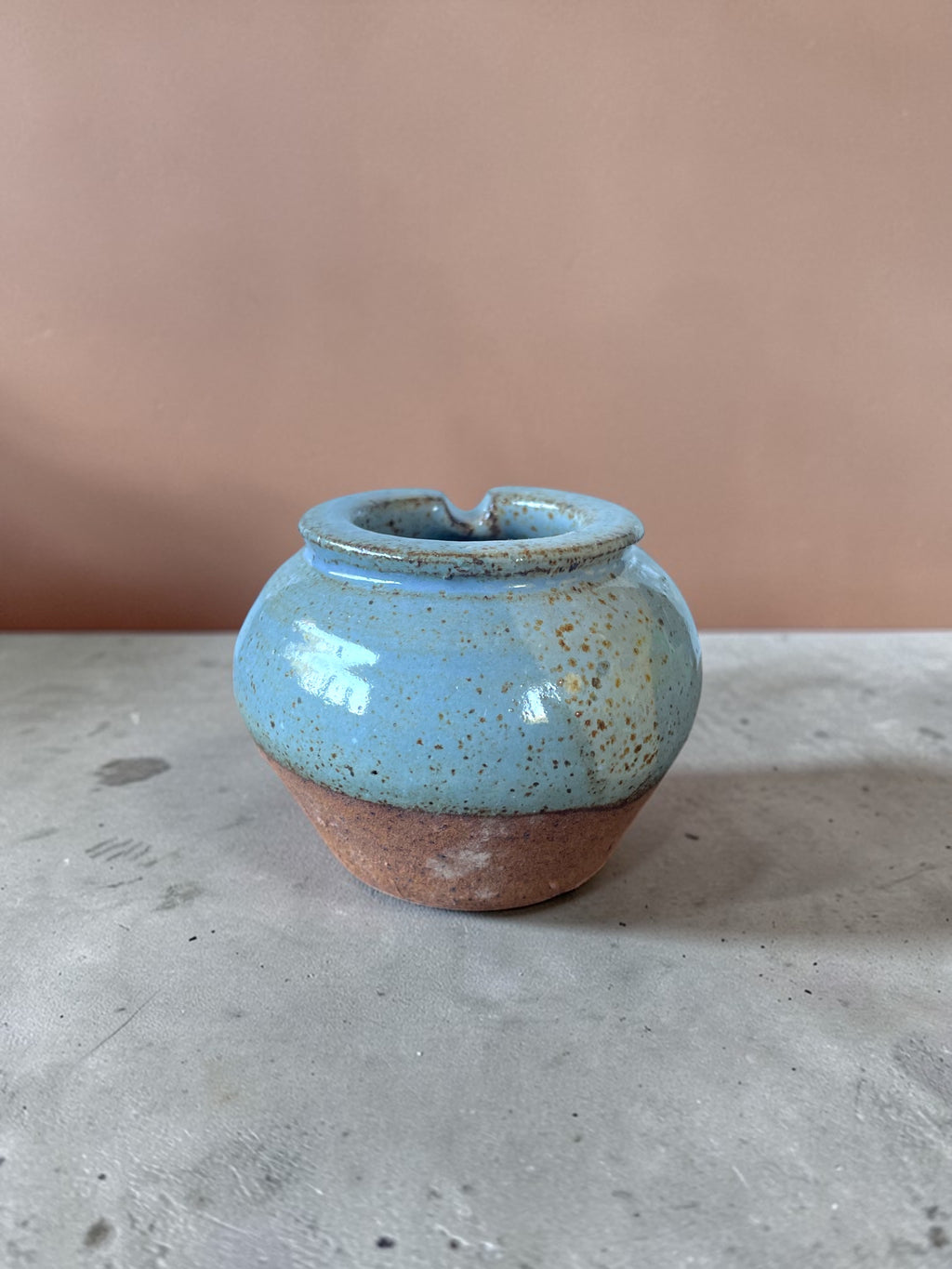 Cenicero Pausa #2 — vista lateral azul celeste, cerámica artesanal gres hecho a mano, Matera Rob
