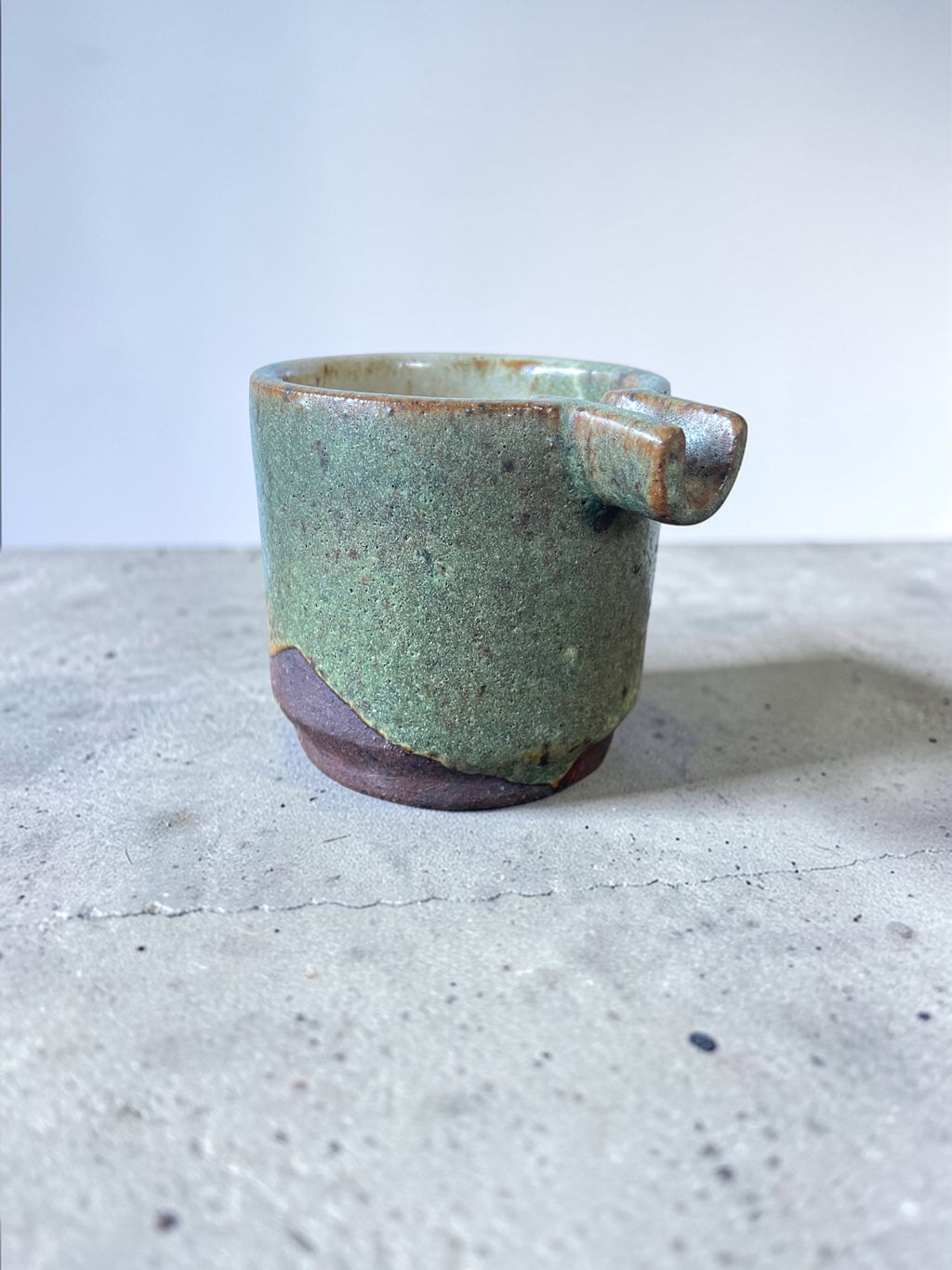 Cenicero Pausa #6 — cerámica artesanal gres, vidriado verde musgo con asa lateral, hecho a mano, Matera Rob Santiago
