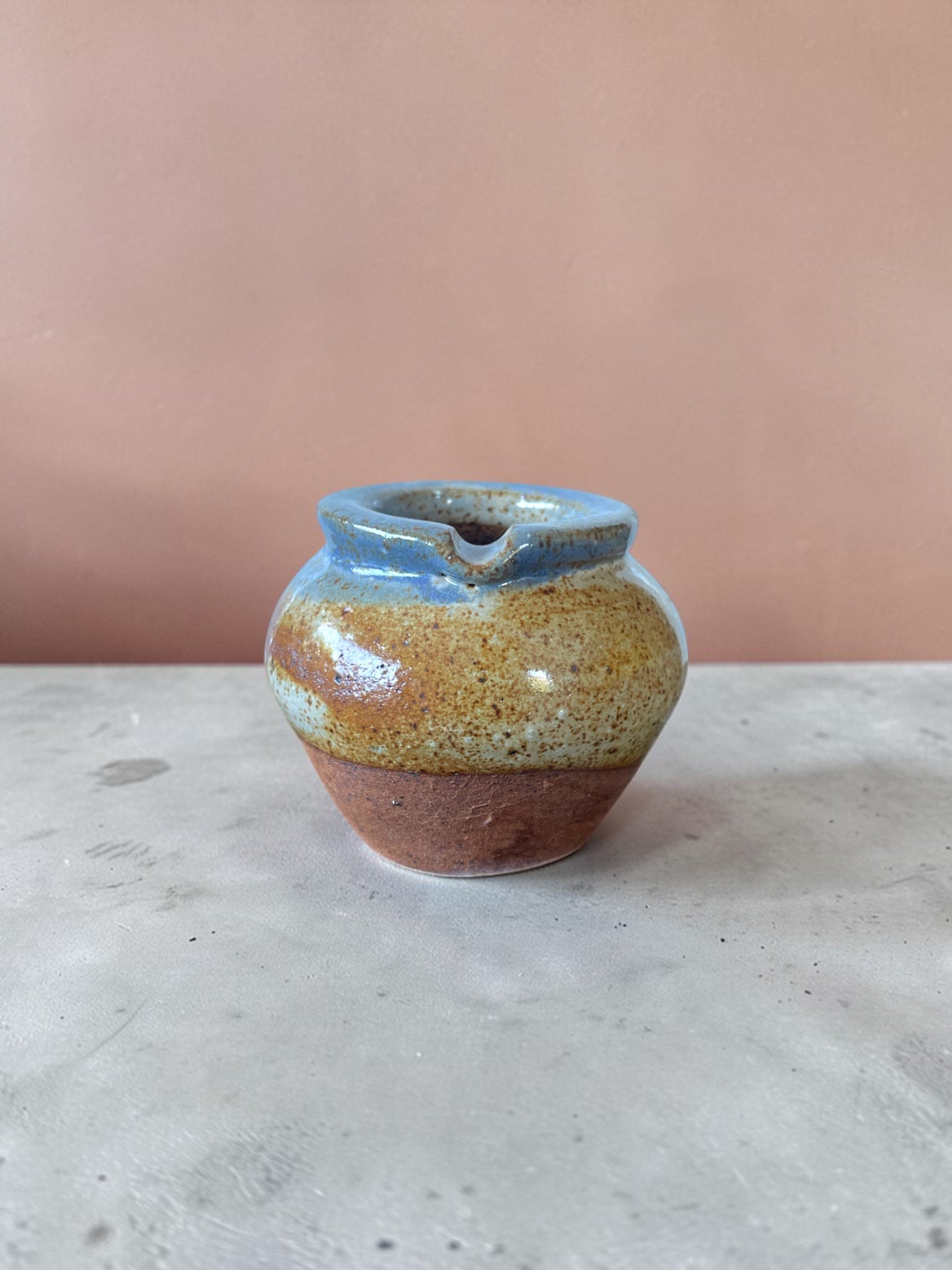 Cenicero Pausa #1 — cerámica artesanal gres, vidriado azul y ámbar, hecho a mano, Matera Rob Santiago
