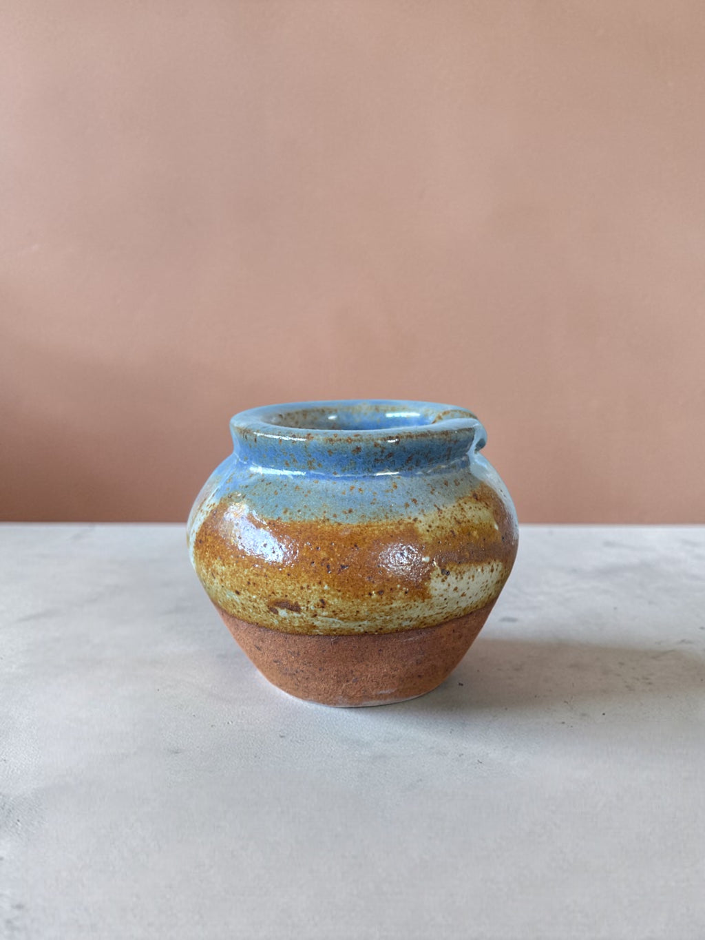 Cenicero Pausa #1 — detalle vidriado azul y ámbar, cerámica artesanal gres, Matera Rob Santiago
