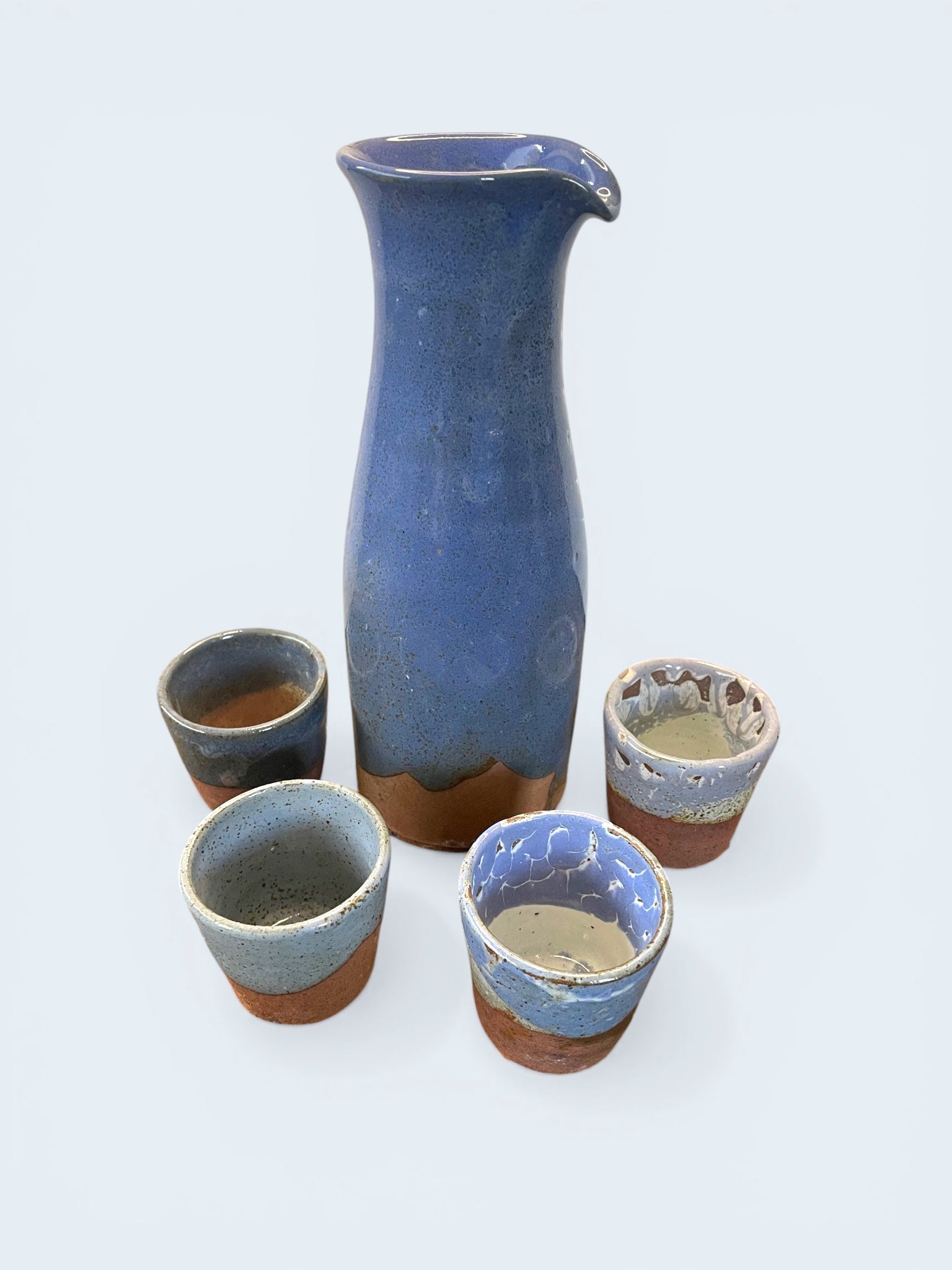 Jarra Pisco Sour Gres Azul Cobalto + 4 Vasos — Set Encuentro