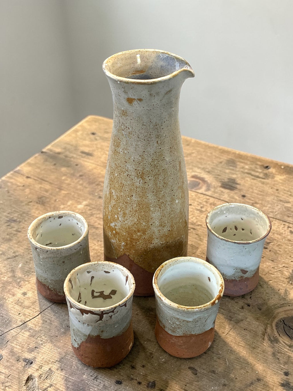 Jarra Pisco Sour Gres Gris Oxidado + 4 Vasos — Set Encuentro