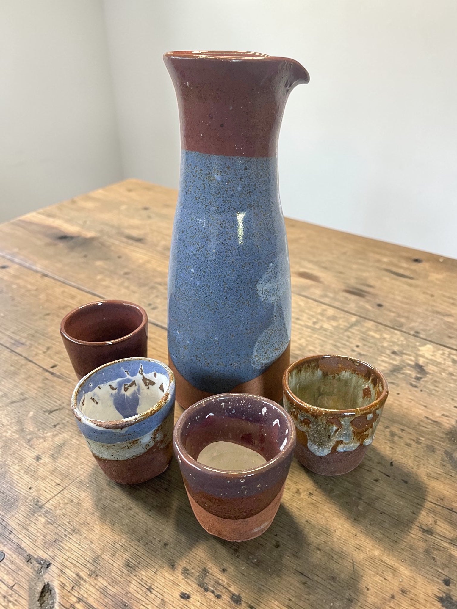 Jarra Pisco Sour Gres Azul Cobalto + 4 Vasos — Set Encuentro