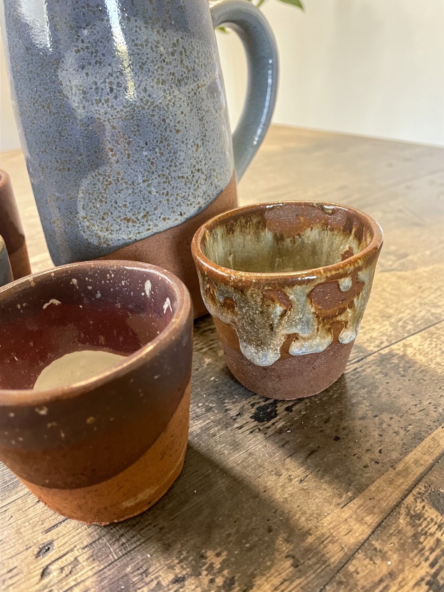 Jarra Pisco Sour Gres Azul Cobalto + 4 Vasos — Set Encuentro