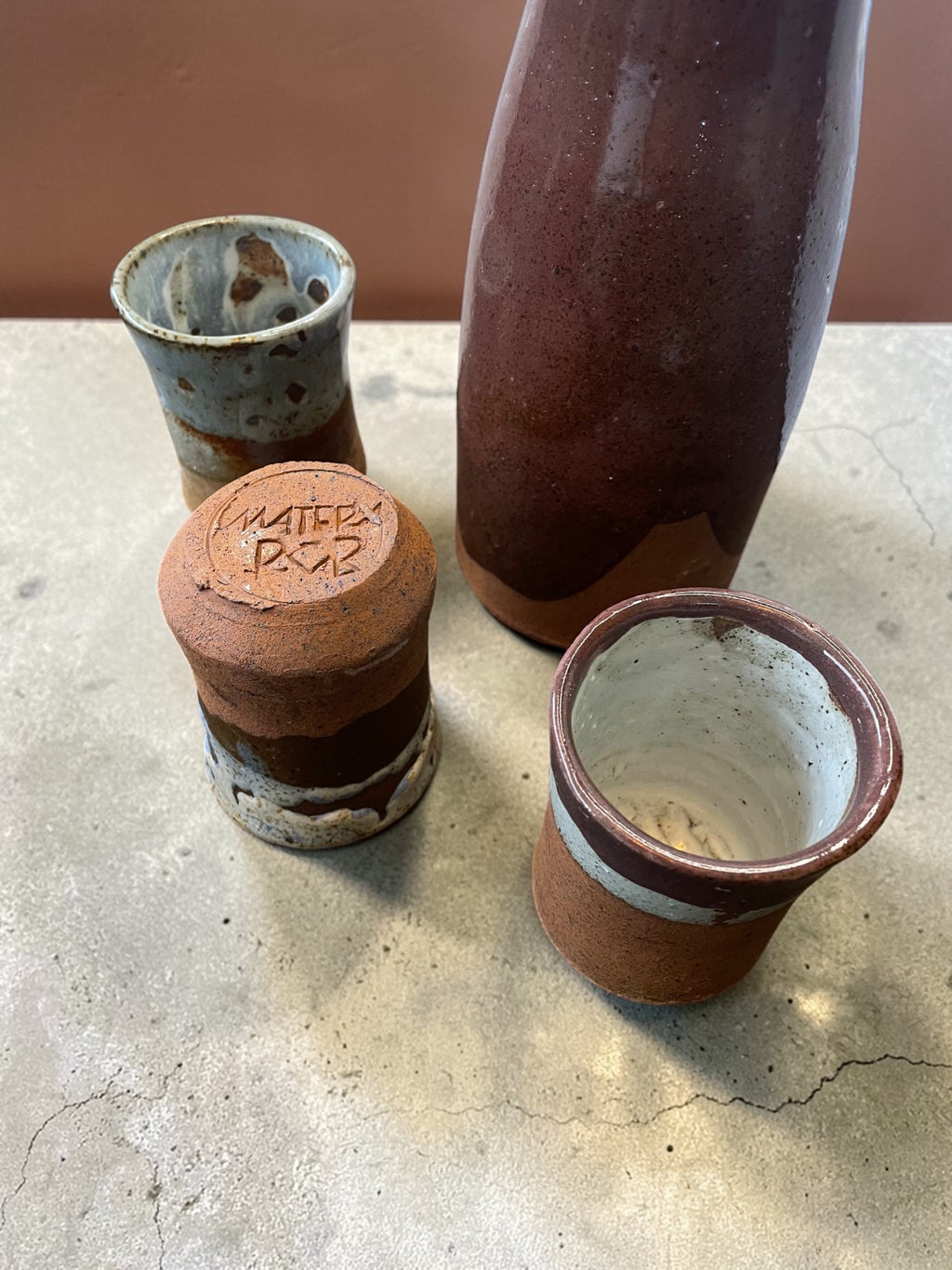 Jarra Pisco Sour Gres Borgoña + 3 Vasos — Set Encuentro
