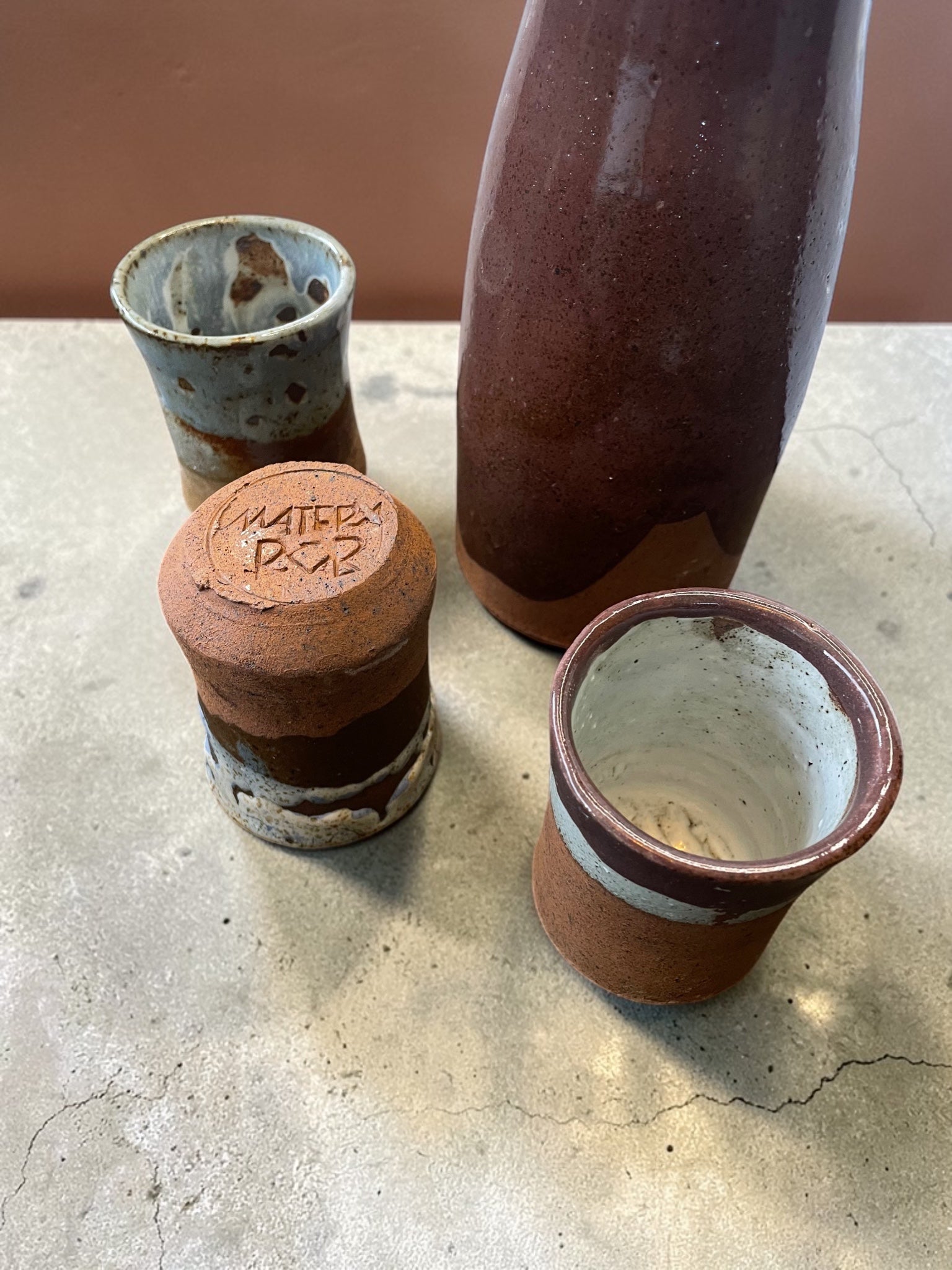 Jarra Pisco Sour Gres Borgoña + 3 Vasos — Set Encuentro