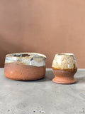 Kit Matcha Wabi Sabi #1 — Kusenaoshi y Chawan de cerámica gres, vidriado blanco cremoso con chorreos ámbar, hecho a mano, Matera Rob Santiago
