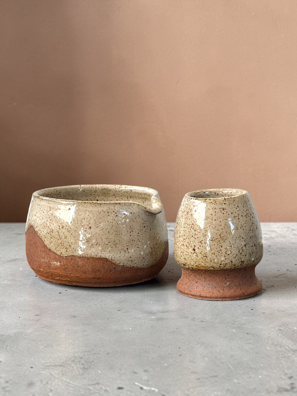 Kit Matcha Wabi Sabi #2 — Kusenaoshi y Chawan de gres, vidriado beige cremoso con tonos del fuego, cerámica artesanal hecho a mano, Matera Rob Santiago
