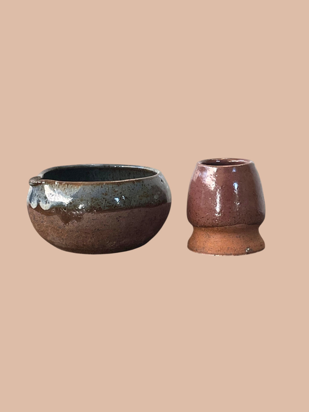 Kit Matcha Wabi Sabi #3 — Kusenaoshi azul marino y Chawan borgoña de gres, vista de producto sobre fondo claro, cerámica artesanal hecha a mano, Matera Rob®
