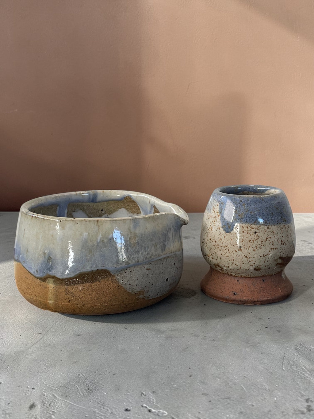 Kit Matcha Wabi Sabi #4 — Kusenaoshi gris azulado y Chawan terracota moteado de gres, cerámica artesanal hecha a mano, Matera Rob®

