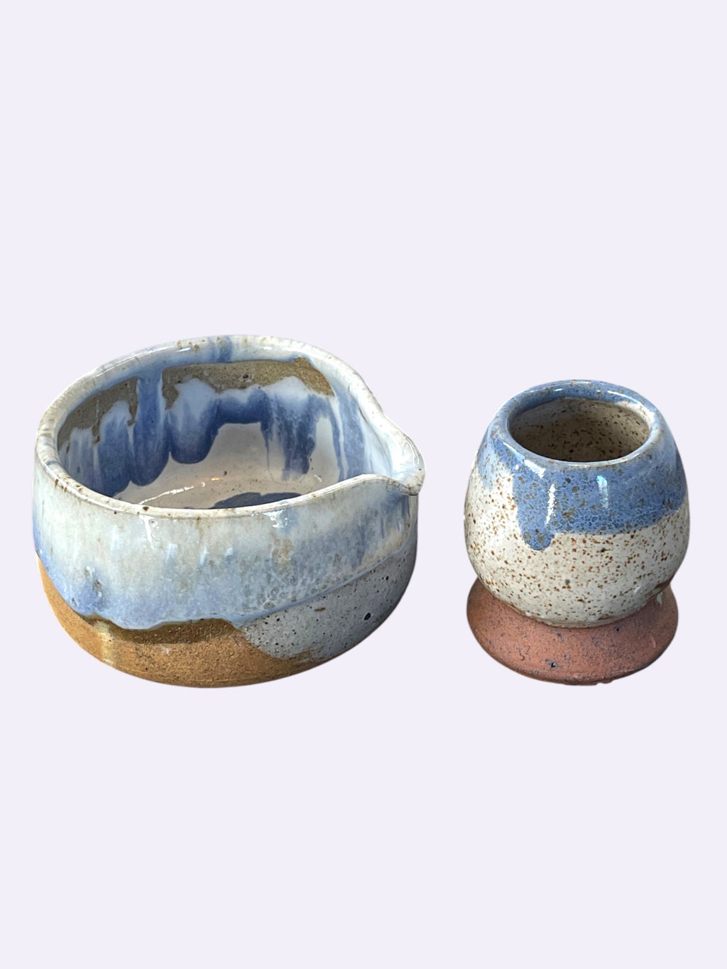 Kit Matcha Wabi Sabi #4 — Kusenaoshi y Chawan de gres con vidriado azul grisáceo, base terracota a la vista, cerámica artesanal hecha a mano, Matera Rob®
