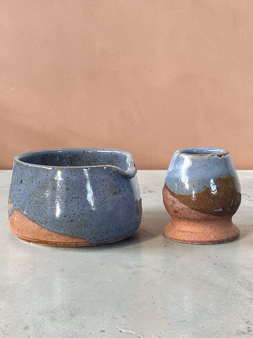 Kit Matcha Wabi Sabi #5 — Chawan y Kusenaoshi en gres, vidriado azul pizarra con arcilla terracota visible, hecho a mano, Matera Rob®

