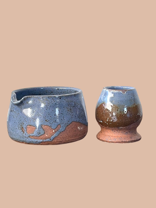 Kit Matcha Wabi Sabi #5 — detalle lateral Chawan y Kusenaoshi, vidriado azul pizarra con arcilla terracota expuesta, cerámica artesanal, Matera Rob®
