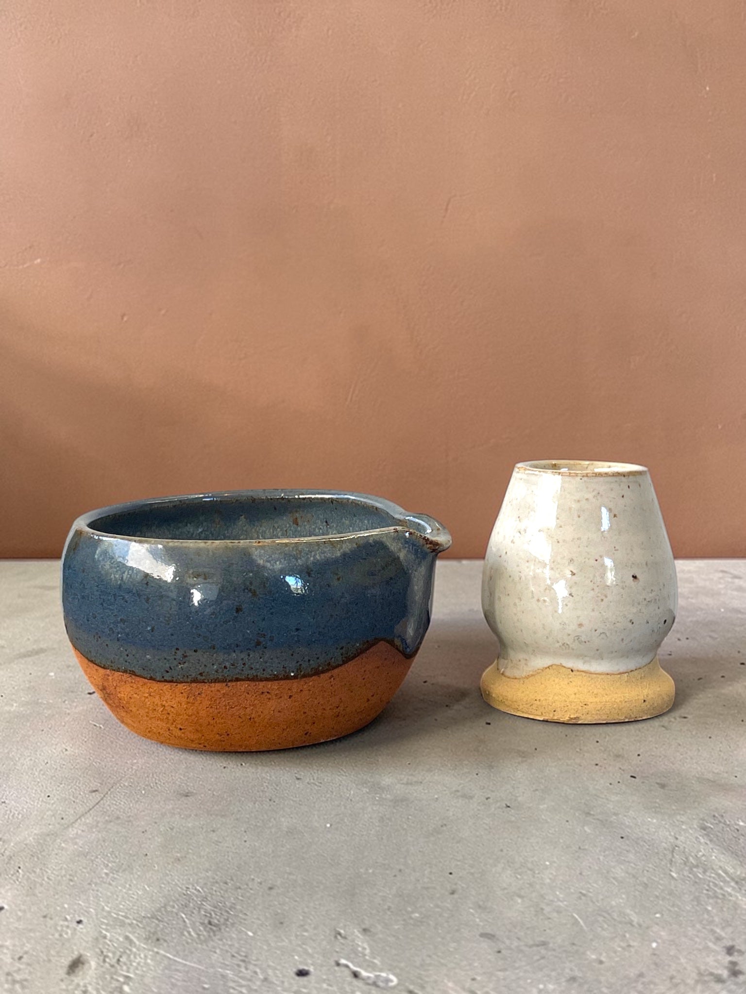 Kit Matcha Wabi Sabi #6 — Chawan azul marino con base terracota y Kusenaoshi blanco cremoso moteado, cerámica artesanal gres, hecho a mano, Matera Rob®
