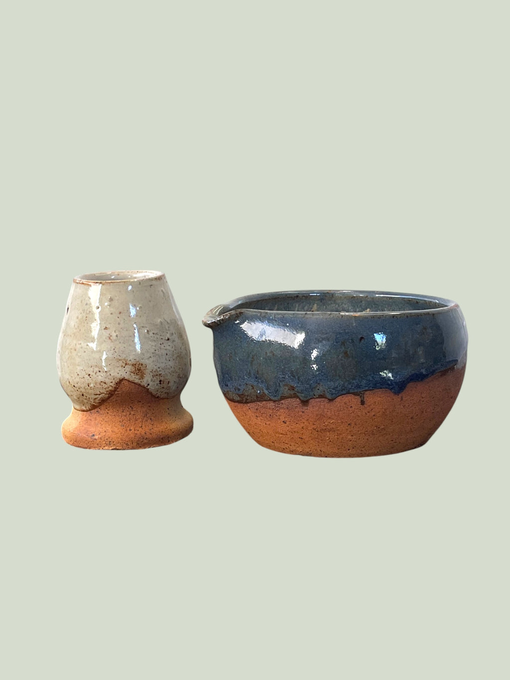 Kit Matcha Wabi Sabi #6 — detalle Kusenaoshi blanco moteado y Chawan azul marino, arcilla terracota expuesta en la base, gres artesanal, Matera Rob®
