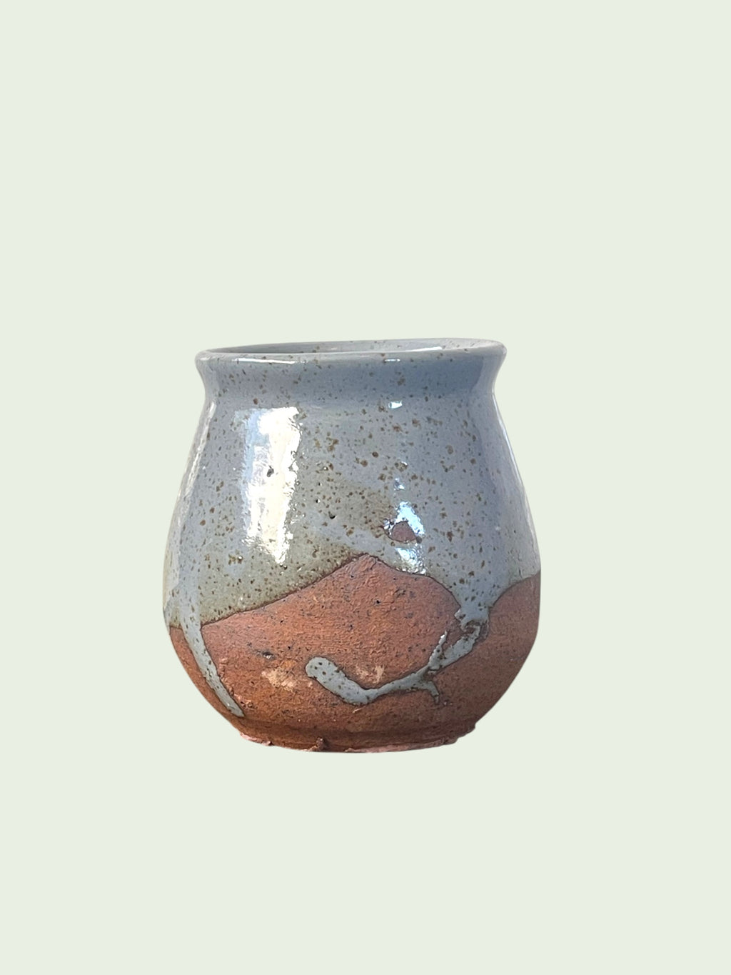 Mate Caldera Matera Rob® #1 — vista frontal sin bombilla, gres gris azulado con base terracota expuesta y chorreos de vidriado, cerámica artesanal, Matera Rob®
