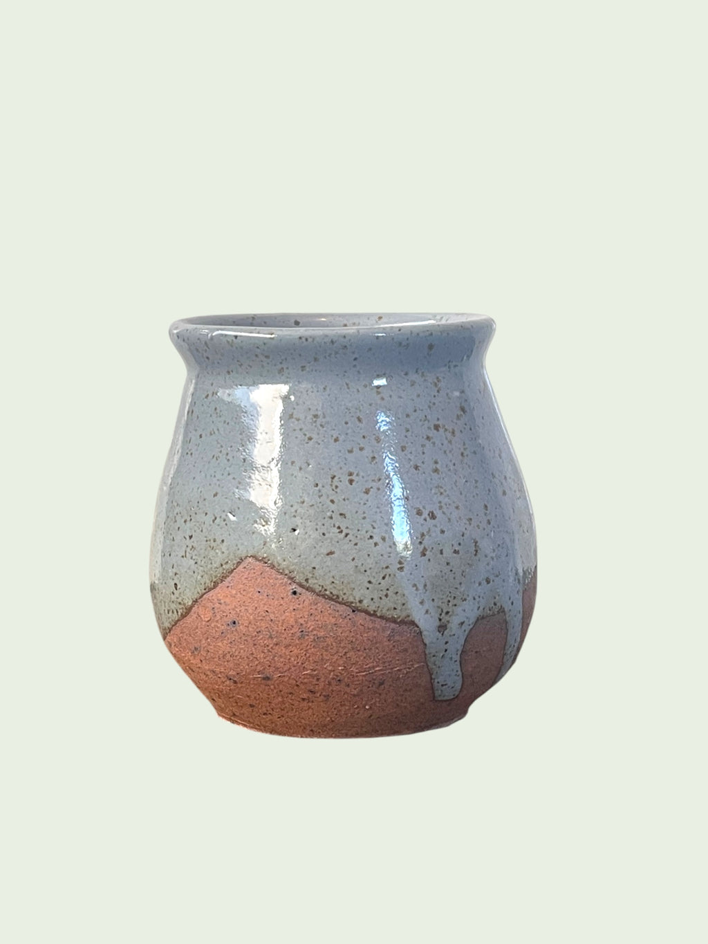 Mate Caldera Matera Rob® #1 — detalle lateral, gres gris azulado con amplia zona terracota y chorreos naturales del vidriado, cerámica artesanal, Matera Rob®
