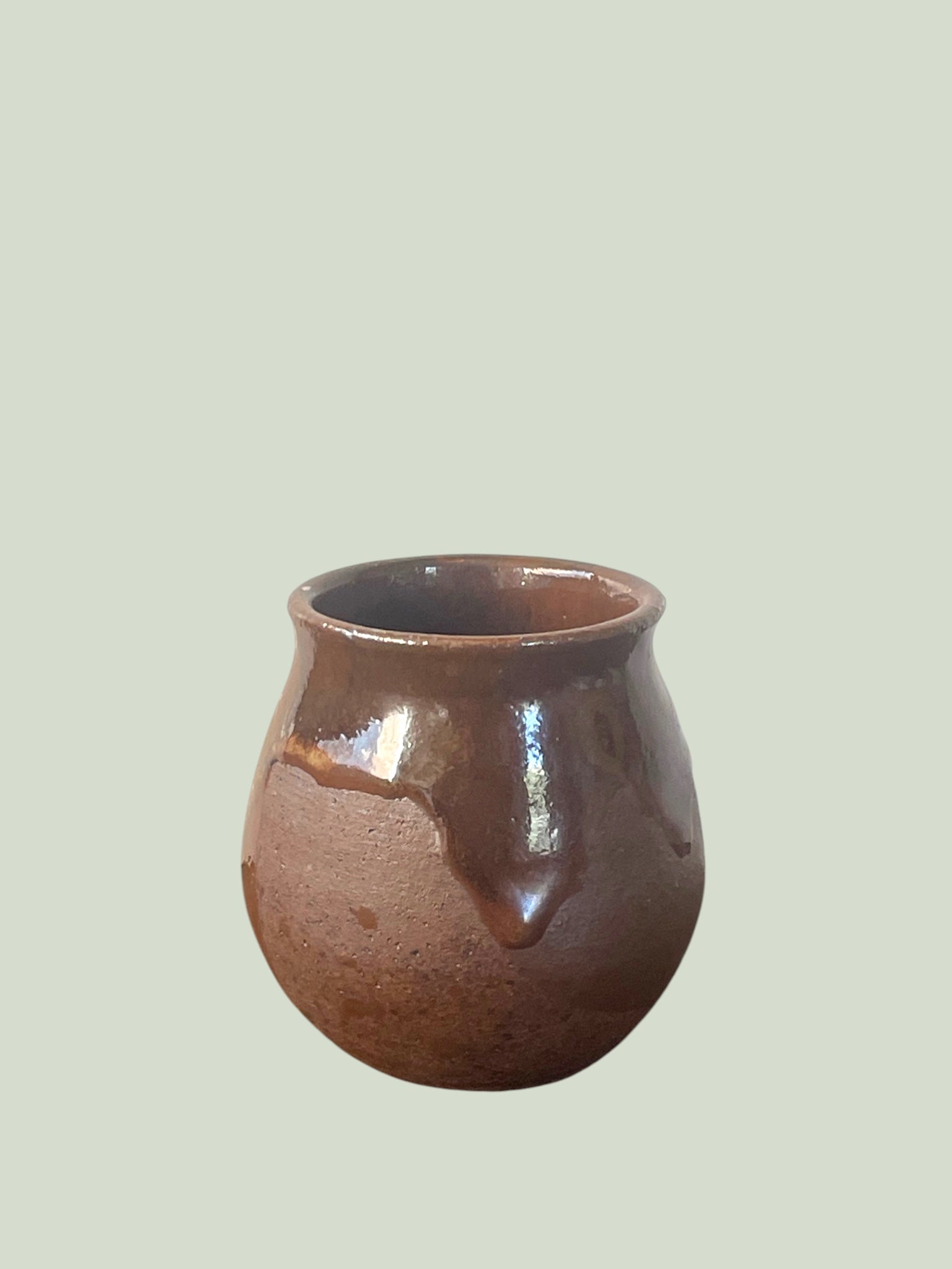 Mate Caldera Matera Rob® #2 — perfil lateral, gres cuero oscuro con chorreo de vidriado ámbar en la panza, cerámica artesanal, Matera Rob®

