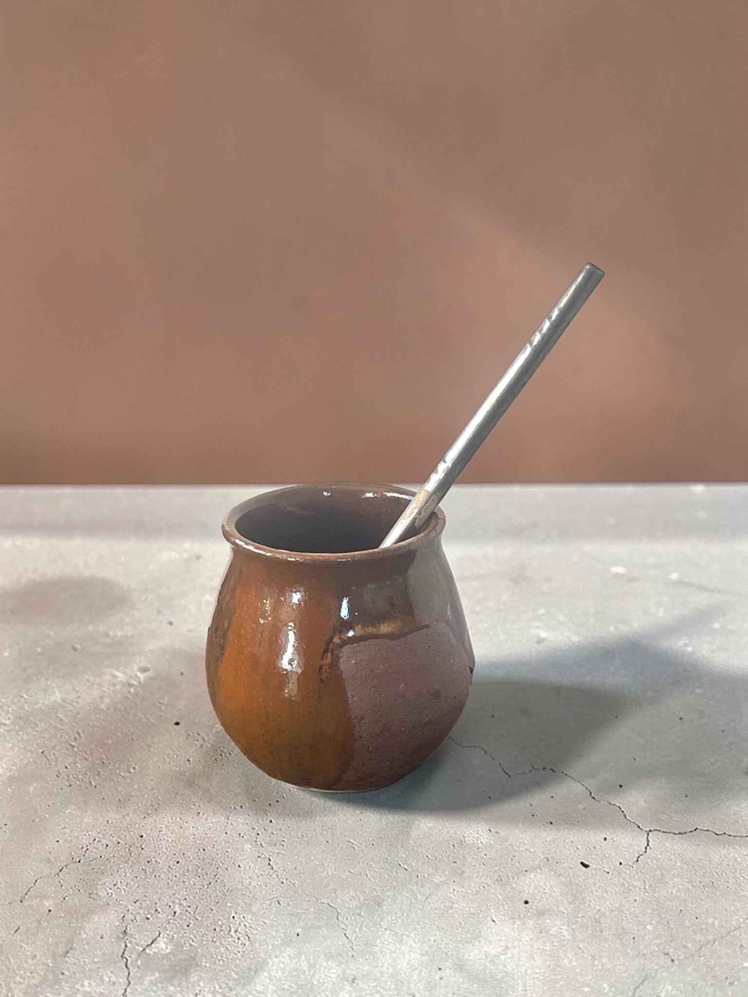 Mate Caldera Matera Rob® #2 — cerámica gres cuero oscuro con bombilla, acabado brillante, hecho a mano, 250 ml, Matera Rob®
