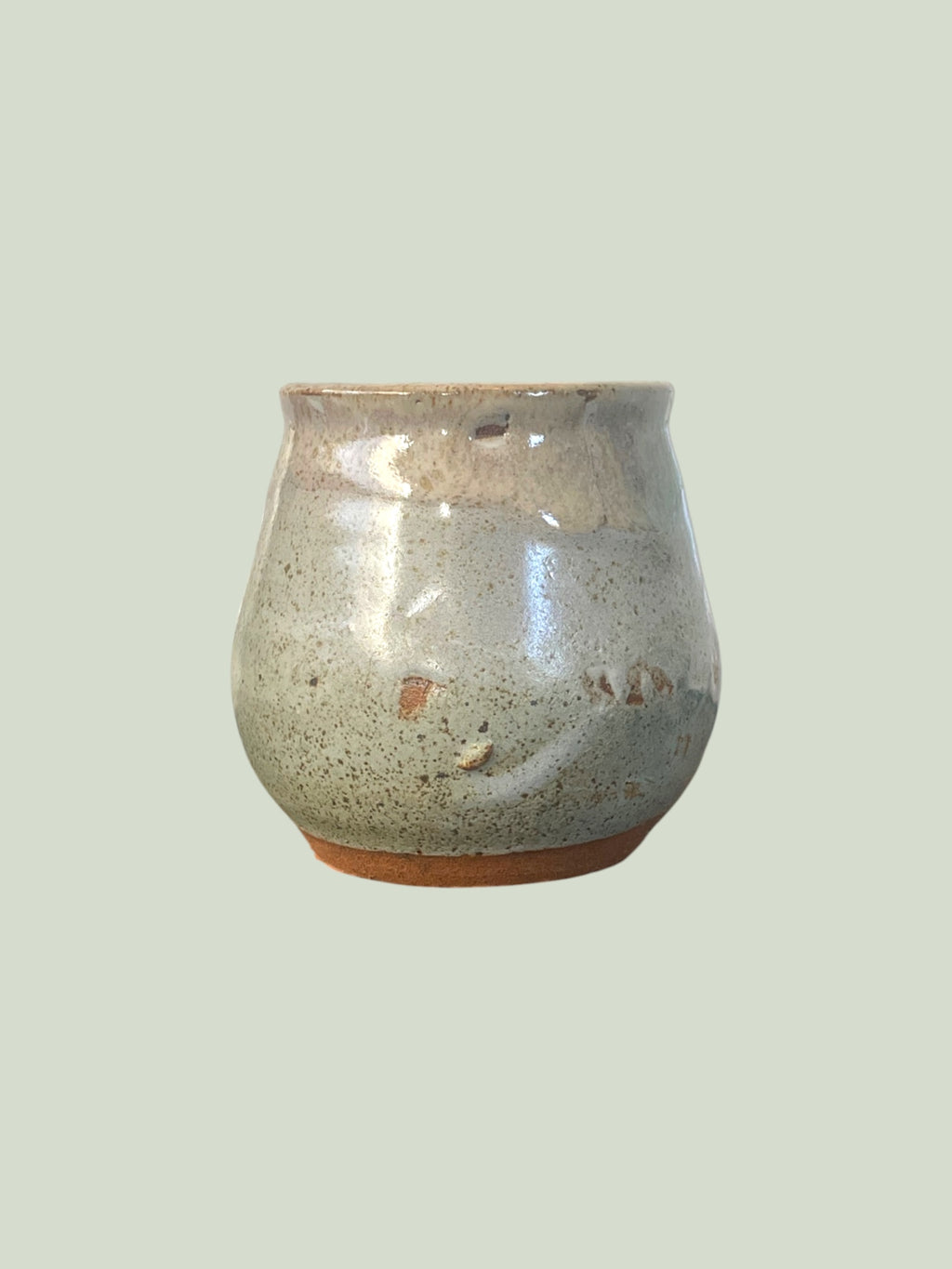 Mate Caldera Matera Rob® #4 — vista frontal sin bombilla, gres verde celadón moteado con base terracota pequeña, acabado brillante, Matera Rob®
