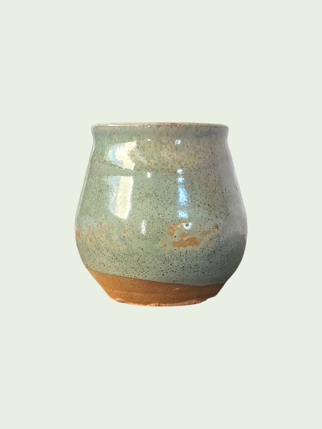 Mate Caldera Matera Rob® #4 — perfil lateral, vidriado verde celadón con amplia base terracota expuesta, gres artesanal hecho a mano, Matera Rob®
