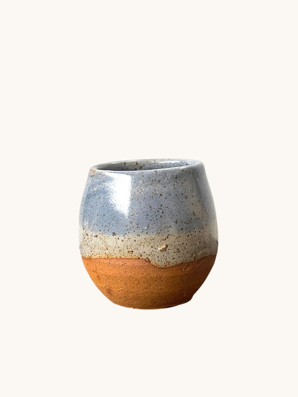 Matera artesanal en gres con vidriado azul grisáceo jaspeado y gran base terracota sin vidriar. Matera Rob®
