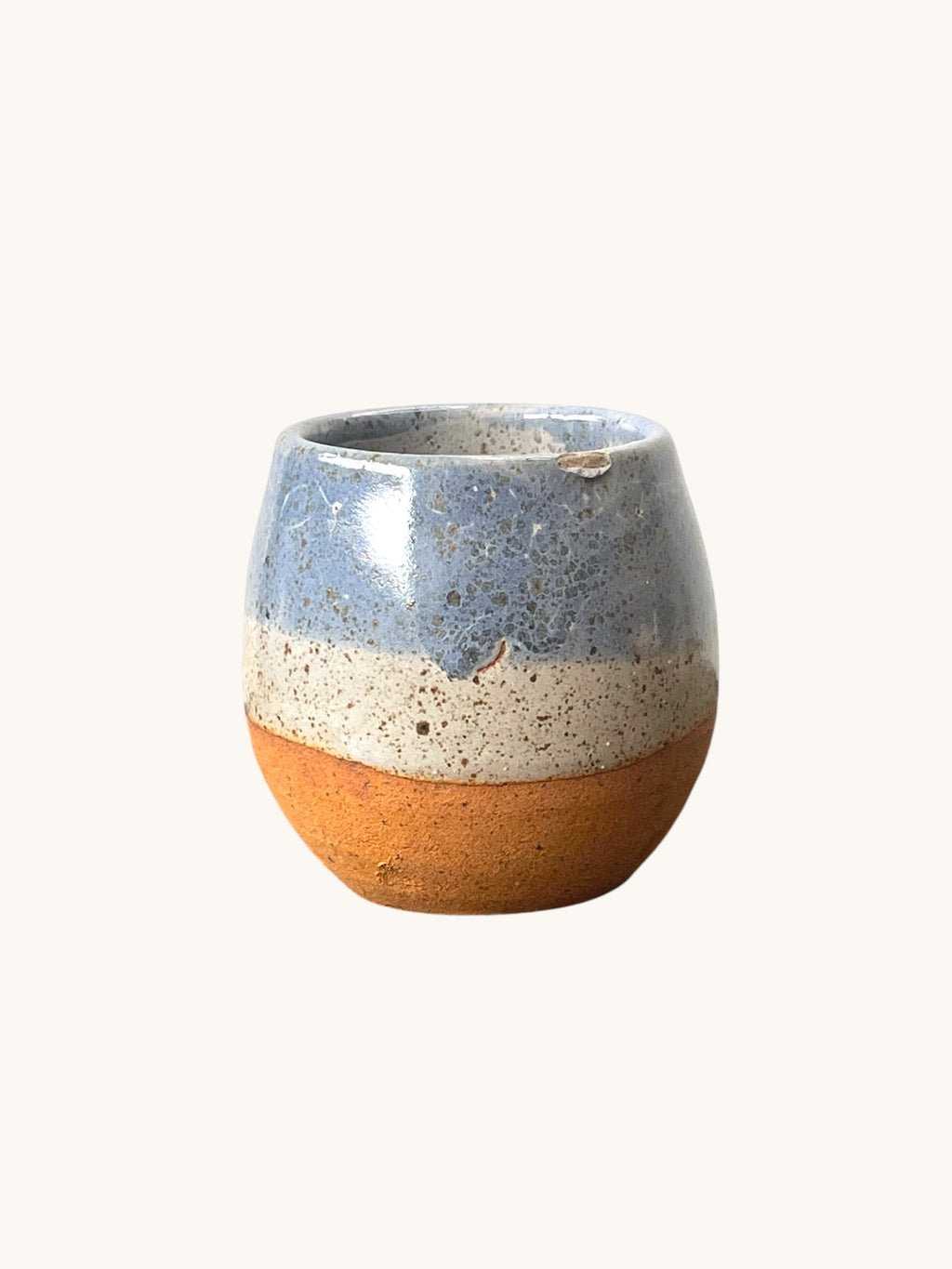 Matera Rob Original en gres, vidriado azul lavanda sobre zona beige y base terracota sin vidriar, vista lateral. Matera Rob®
