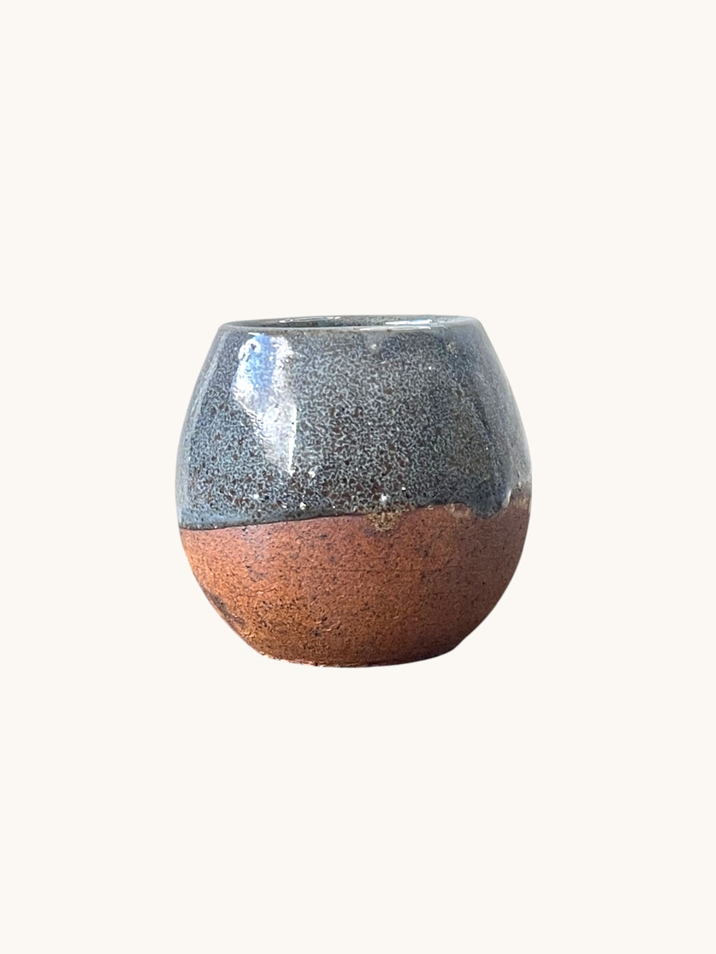 Matera Rob Original redonda en gres, vidriado gris azulado en mitad superior y amplia base terracota vista de costado. Matera Rob®
