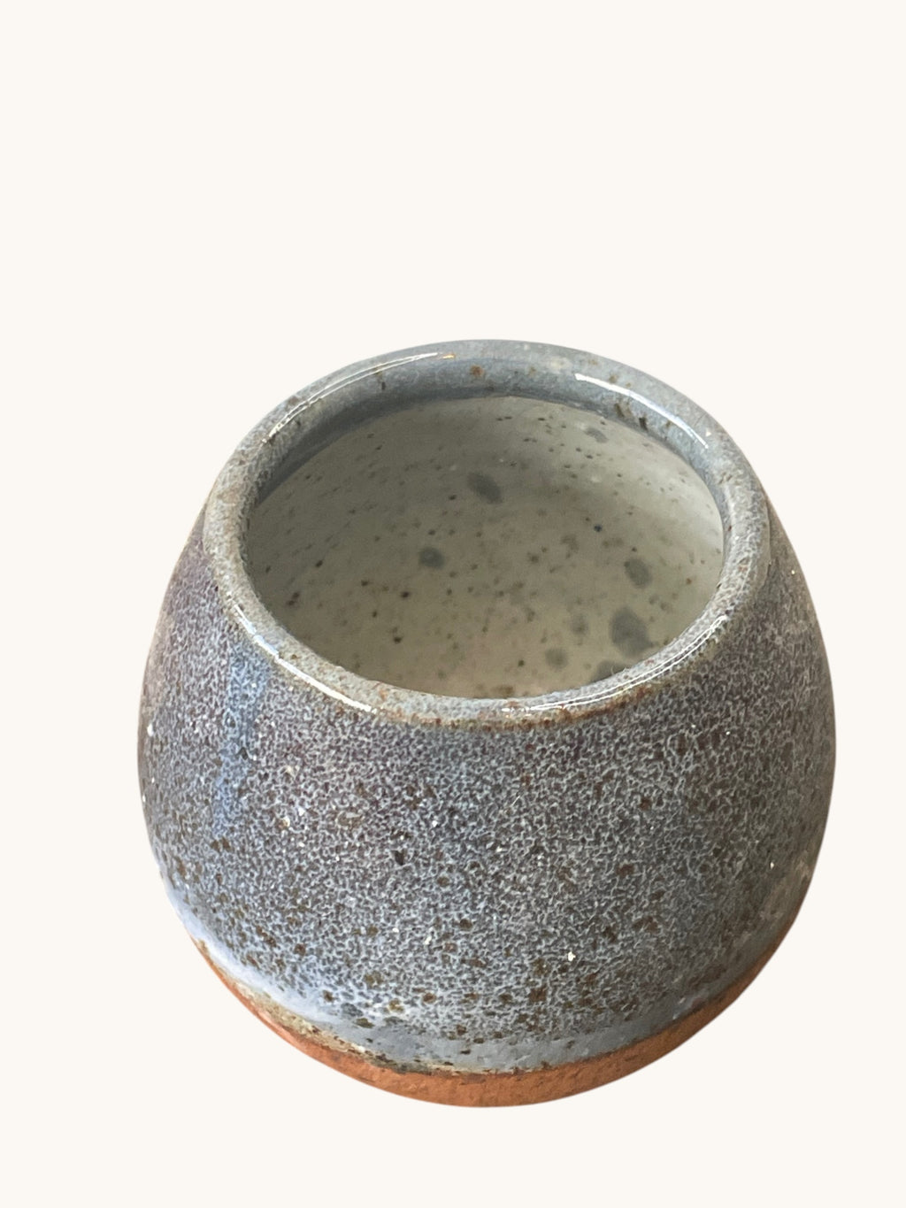 Matera Rob Original en gres con vidriado gris azulado mate jaspeado en todo el cuerpo, pequeña base terracota. Matera Rob®

