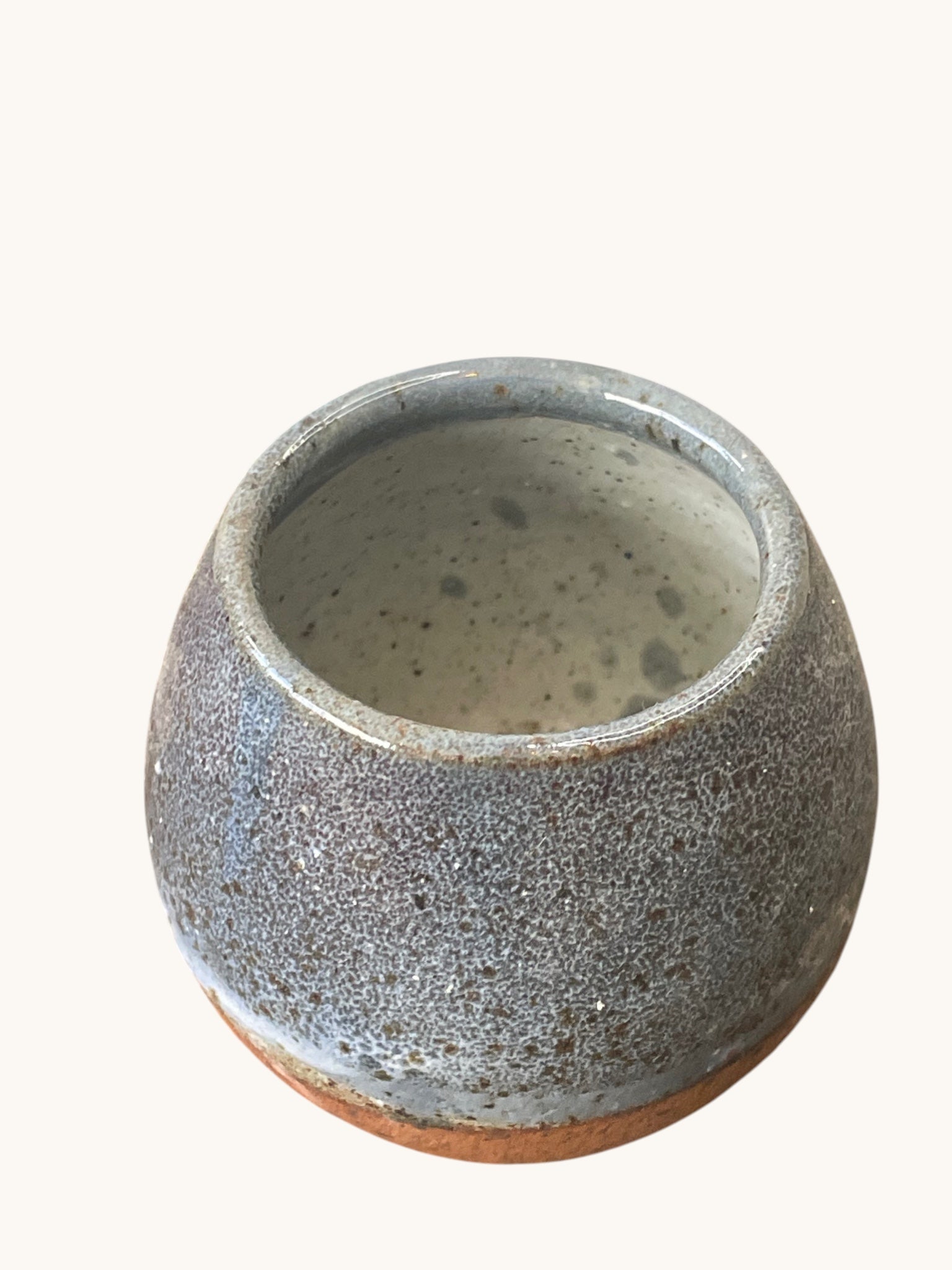 Matera Rob Original en gres con vidriado gris azulado mate jaspeado en todo el cuerpo, pequeña base terracota. Matera Rob®
