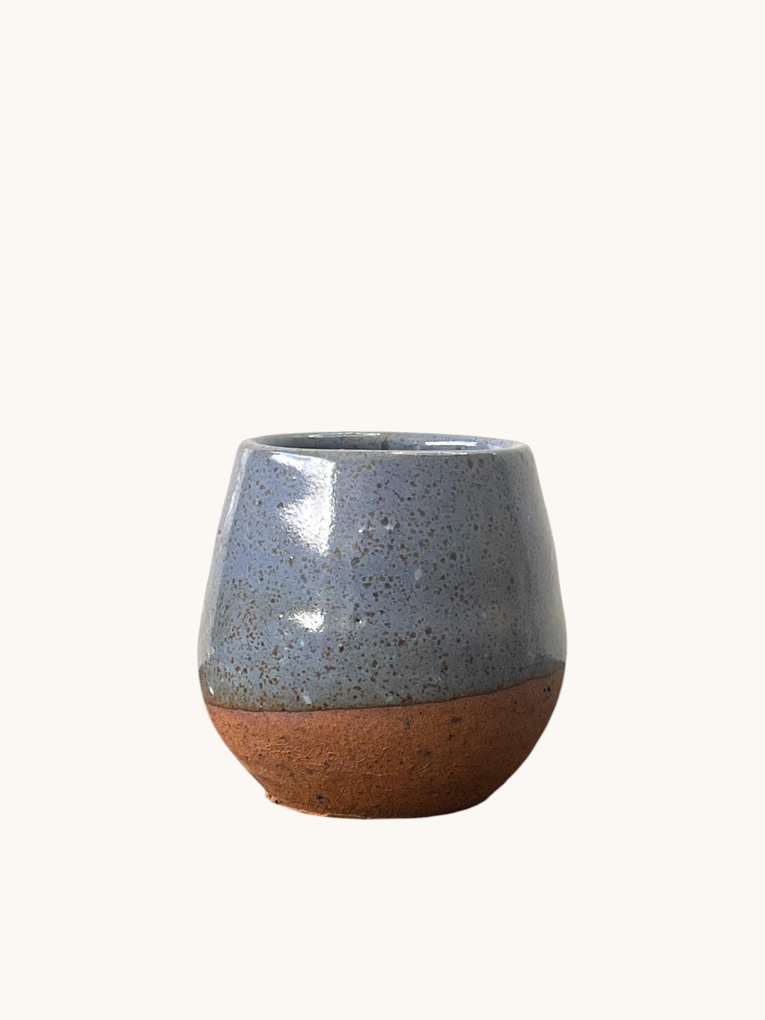 Matera Rob Original globular en gres con vidriado gris azulado y base terracota natural, ángulo lateral. Matera Rob®
