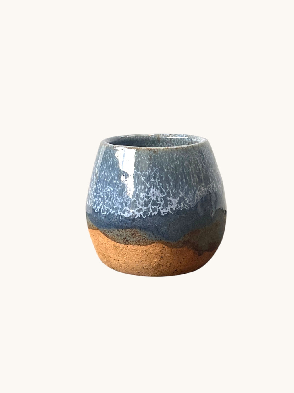 Matera Rob Original #6 en gres con vidriado azul oceánico y textura blanca costera, ángulo trasero con base terracota. Matera Rob®
