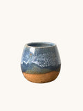 Matera Rob Original en gres con vidriado azul marino y manchas blancas tipo espuma de mar, base terracota. Matera Rob®

