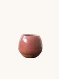 Matera Rob Original en gres con vidriado rosé viejo que cubre casi todo el cuerpo, pequeña base terracota. Matera Rob®
