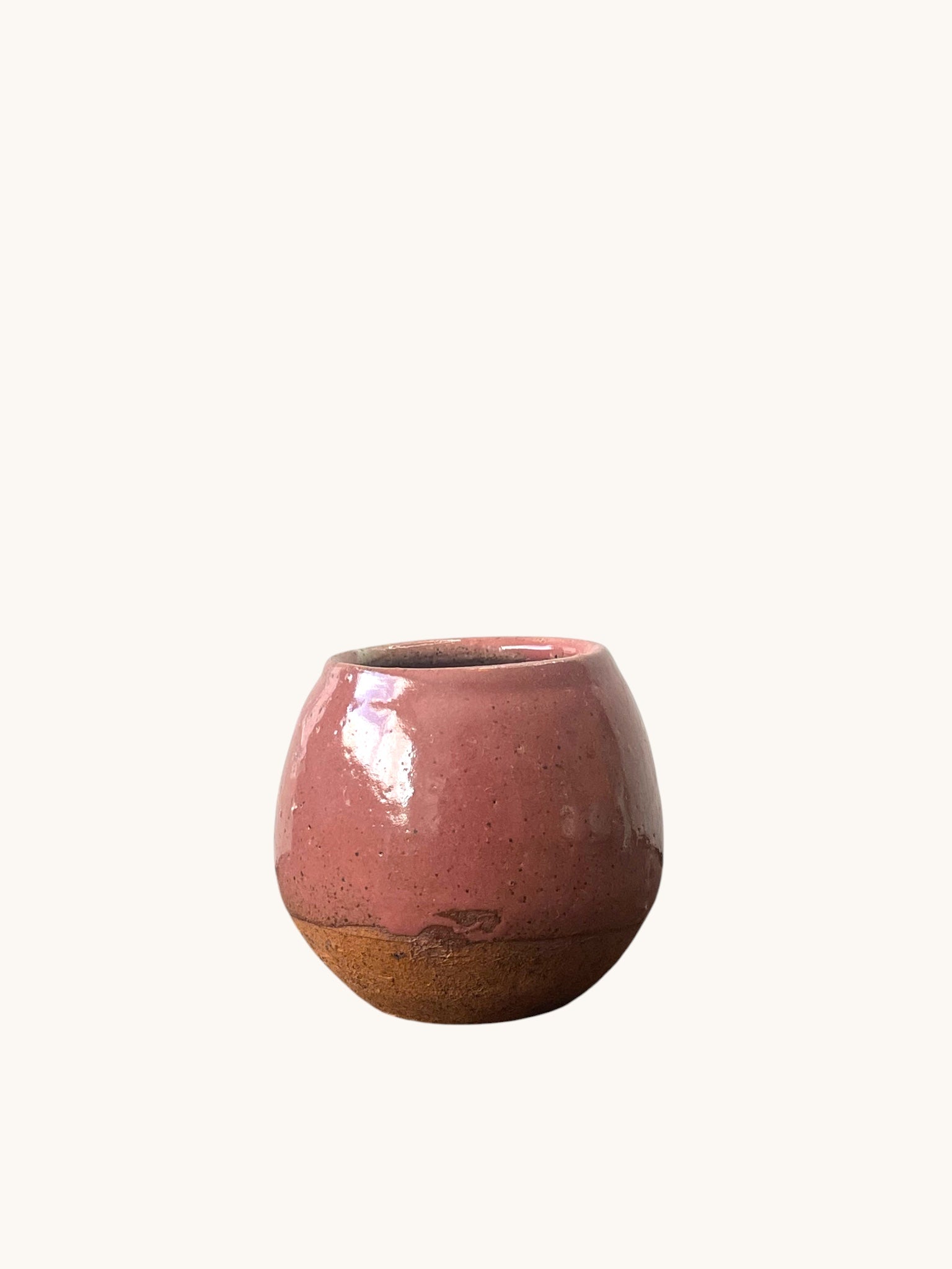 Vista lateral de matera Rob Original con vidriado rosado envejecido brillante y base terracota natural. Matera Rob®
