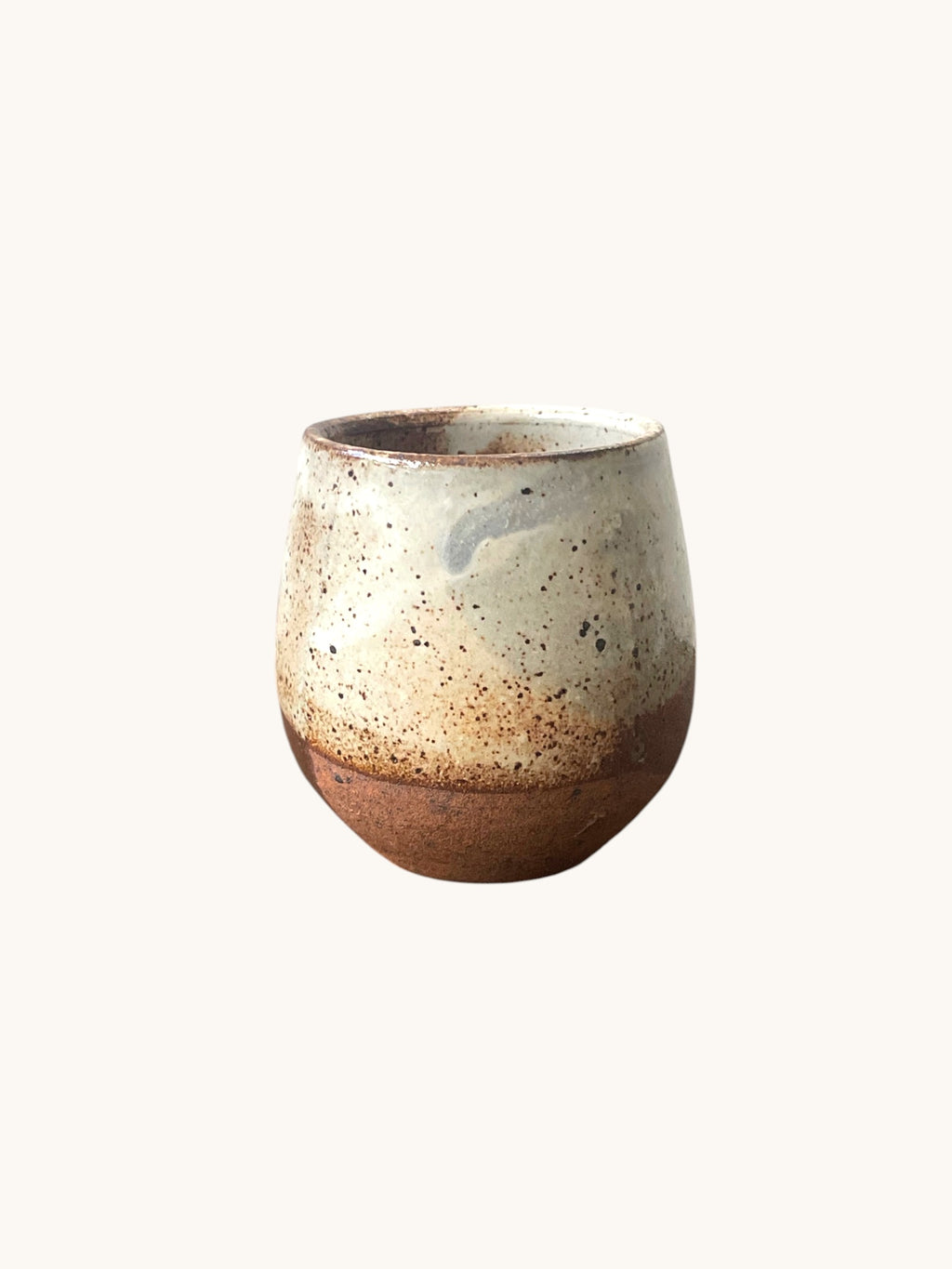 Matera Rob Original en gres con vidriado blanco granulado jaspeado y base terracota amplia, fondo claro. Matera Rob®
