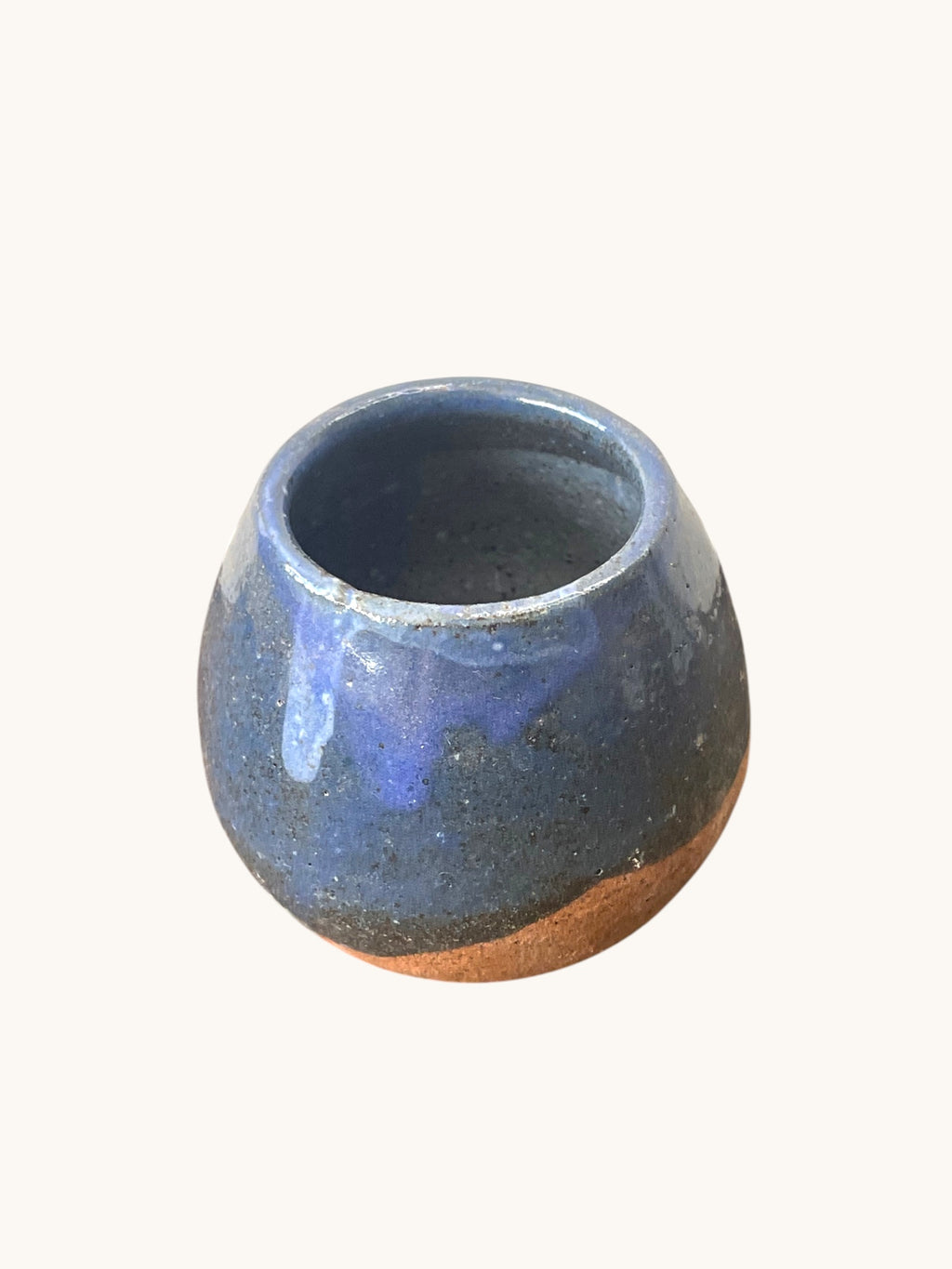 Matera Rob Original en gres con vidriado azul cobalto brillante, forma redonda achatada y base terracota. Matera Rob®
