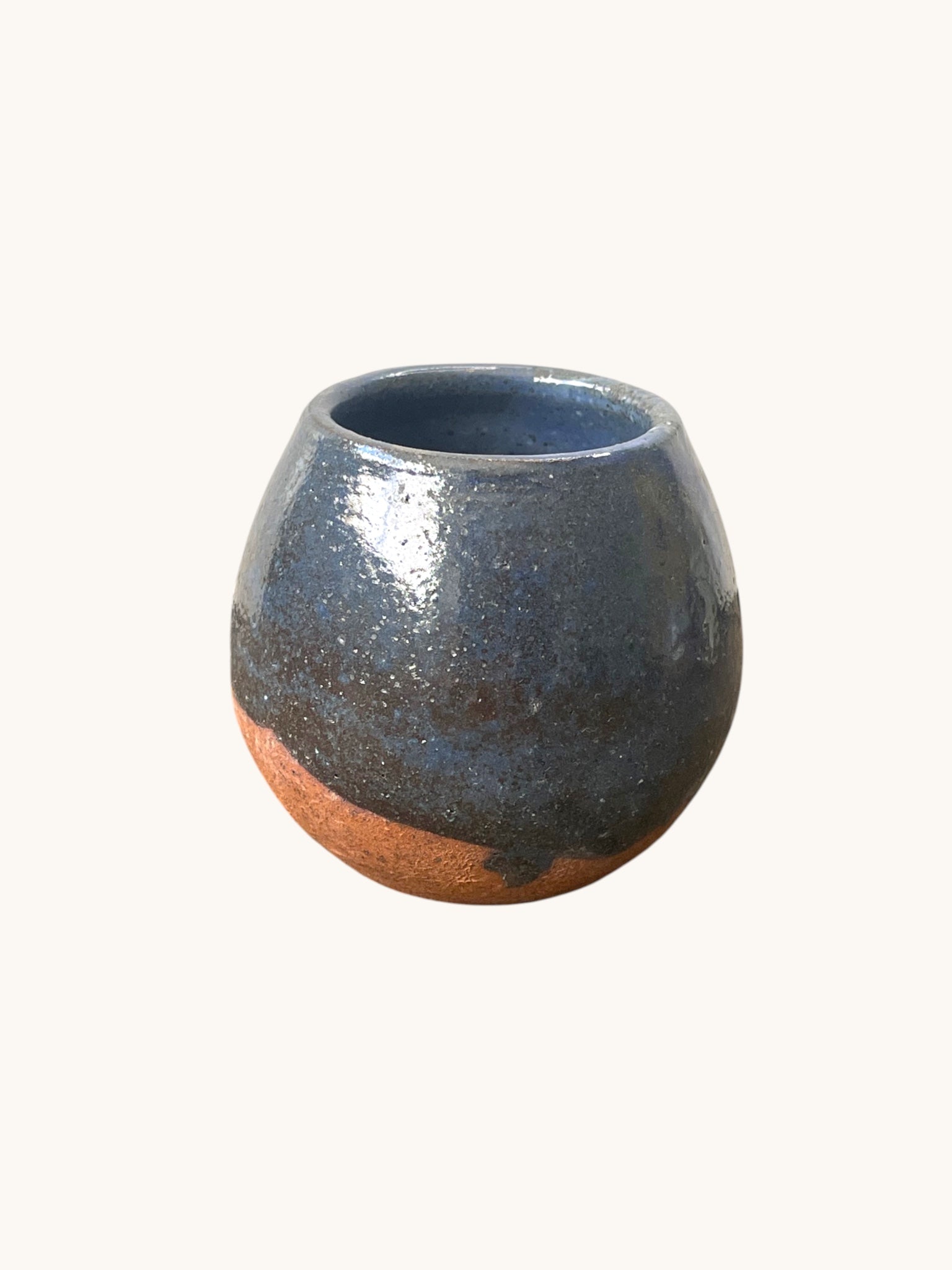 Matera Rob Original en gres vista desde arriba mostrando boca abierta, vidriado azul cobalto oscuro con textura rugosa y base terracota. Matera Rob®
